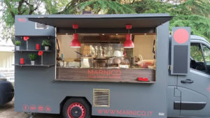 vendita ambulante di pasta fresca con food truck renault master