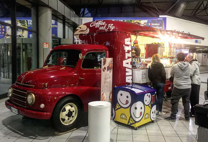 fiat 615 trasformato in food truck per fare pubblicità e promuovere il caffè lavazza presso l'aeroporto di Torino