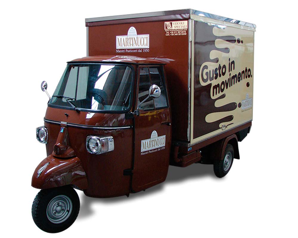Piaggio Ape aménagé en café mobile pour la vente ambulante de cafe et glace. Triporteur Café et Glacier pour promotion de la marque en Italia