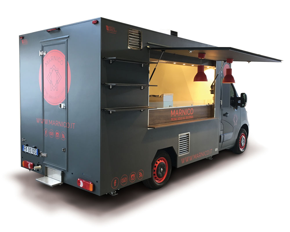 Camionnette Renault Master transformé en food truck de pates pour commerce ambulante