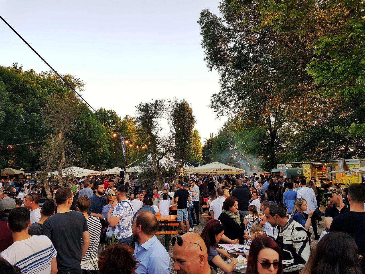 Mangia street food festival con food truck e tanta gente