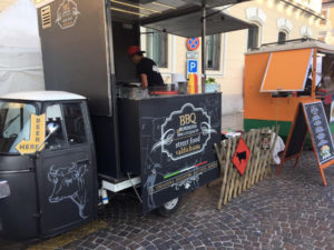 Bbq Valdichiana Verkaufswagen Piaggio Ape, die Hamburger verkauft