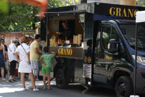 Vorteile des Food Trucks im Vergleich zu temporären Schreibtischen beim Verkauf von Street Food auf Veranstaltungen, Messen und Festivals