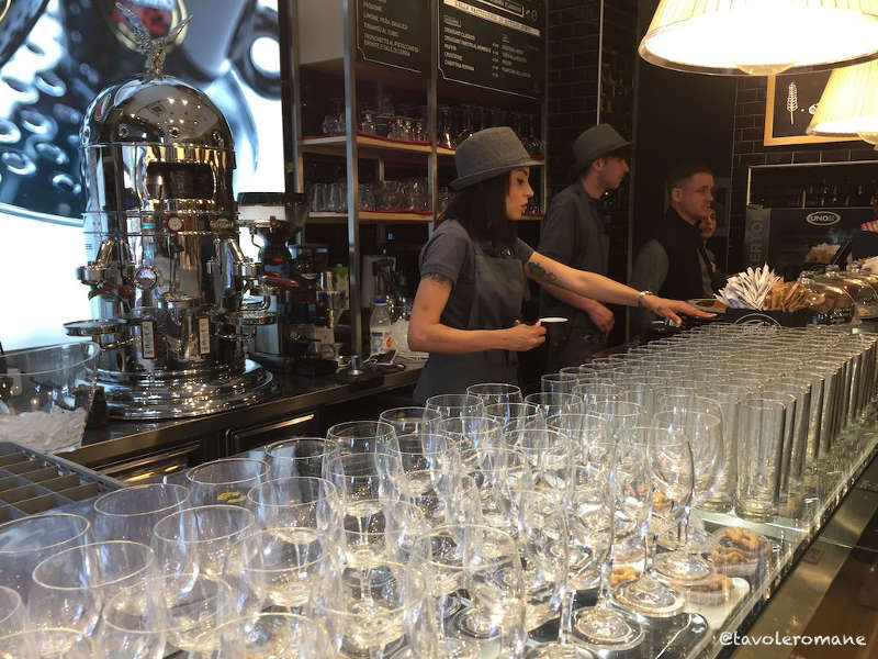 Bar caffetteria vergnano con la macchina da caffè elektra belle epoque simbolo del locale