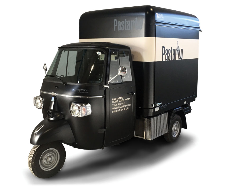 Pastardo è un'Ape Piaggio cucina mobile per vendita ambulante di pasta fresca italiana. Modello V-Curve, colore nero, venduta a Basilea in Svizzera