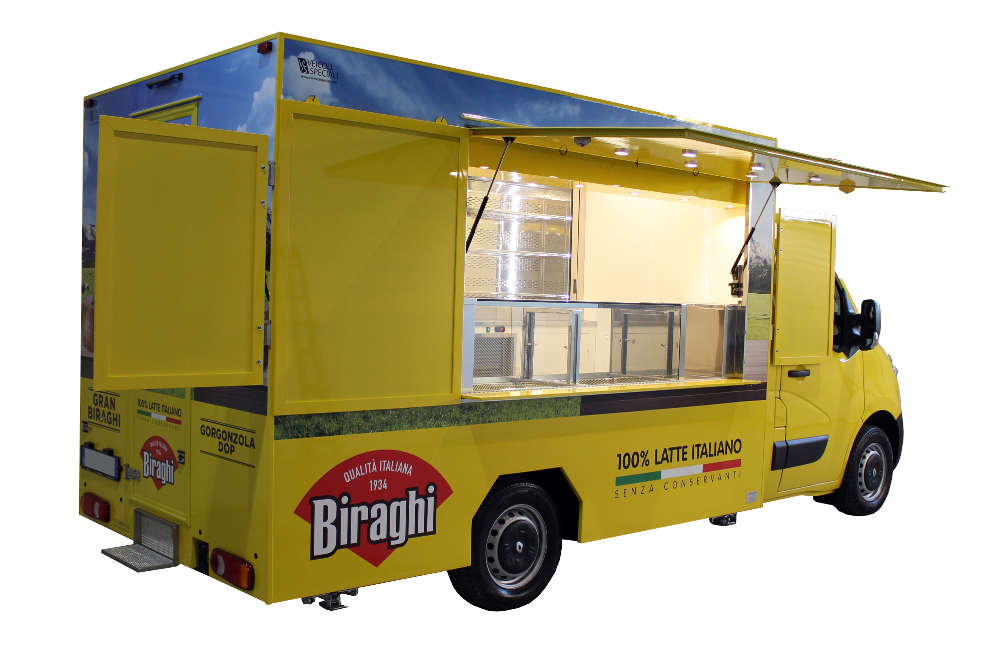 Furgone Food Truck Biraghi giallo aperto per vendita formaggi e promozione del marchio