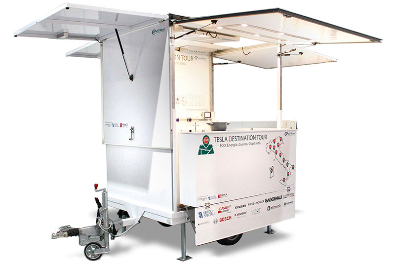 carrello street food alimentato a energia solare con batteria flash battery e pannelli fotovoltaici solbian. Allestito con cucina professionale per lo show cooking. Cucina mobile autoalimentata ed ecosostenibile