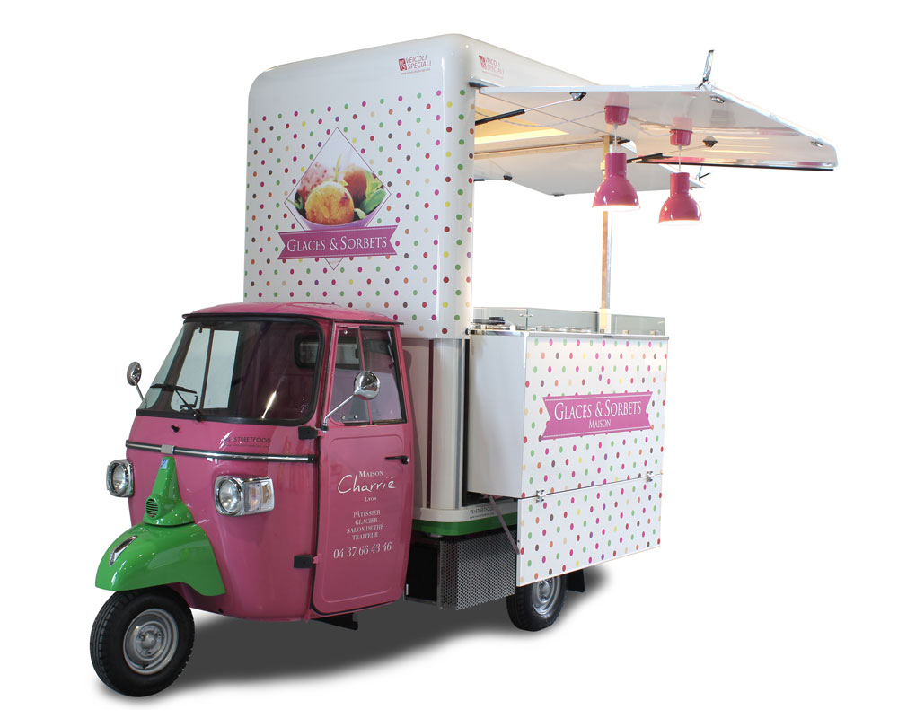 piaggio ape maison charrie lion allestita a gelateria itinerante. Colori rosa e verde e fantasia a pois