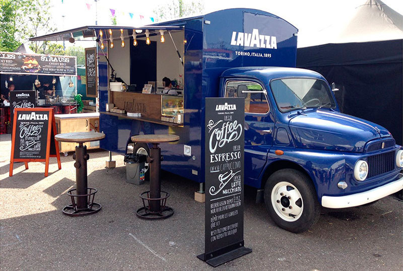 veicolo d'epoca fiat 616 convertito in food truck vintage di colore blu per lavazza