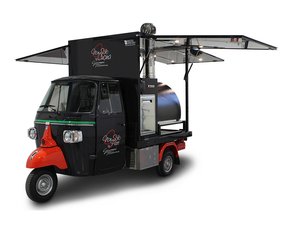 ape smart convertita in pizzeria mobile con forno a gas e legna