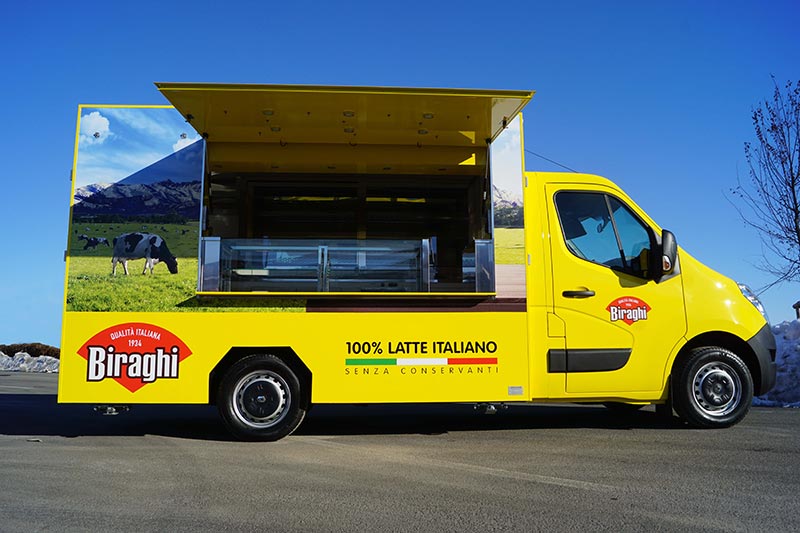 comprare food truck nuovo invece che usato conviene. Nella foto esempio del renault food truck realizzato per l'azienda casearia biraghi