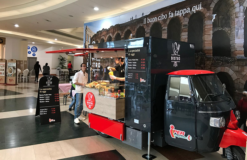 food truck piaggio ape tr für den Hypermarkt iper la grande – Verkauf von Sandwiches und Snacks