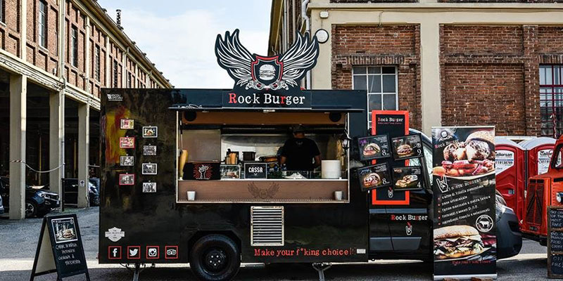 des entreprises du secteur de la restauration achètent des food trucks, par exemple un rock burger de Turin qui a acheté un camion burger pour vendre des hamburgers et promouvoir la marque