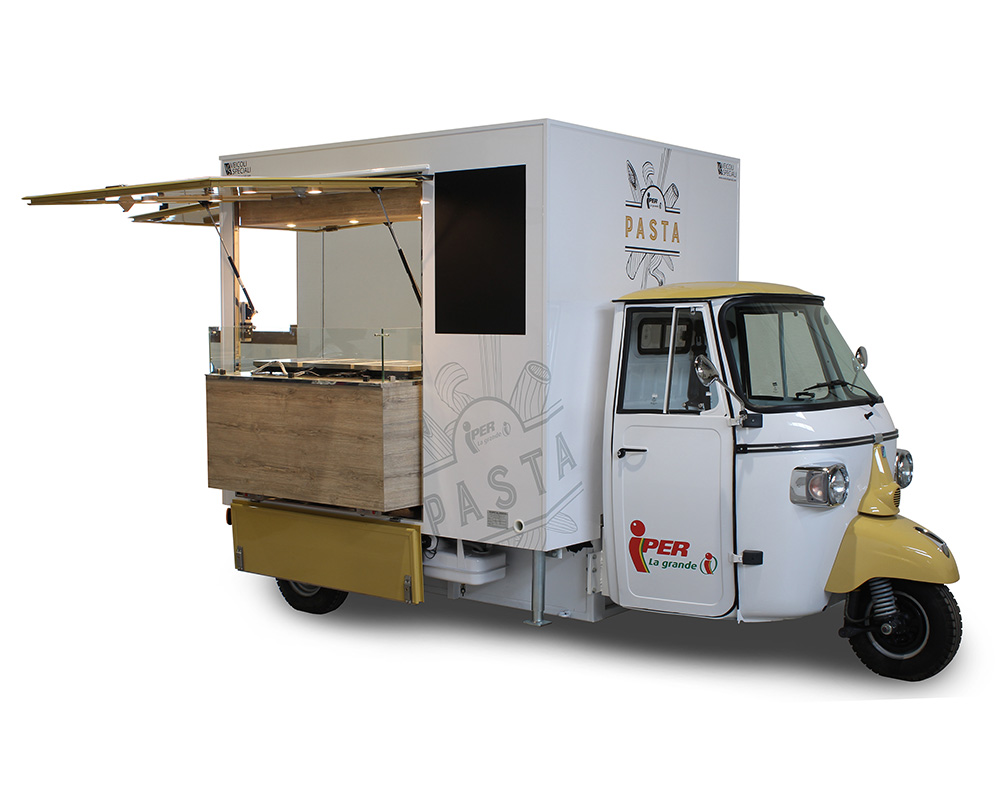 piaggio ape tr ristorante mobile che offre piatti di pasta fresca nei supermercati iper la grande