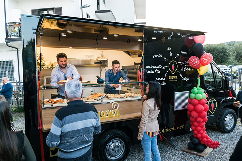 pizza truck giowa pizzeria mobile di colore nero venduto in Calabria