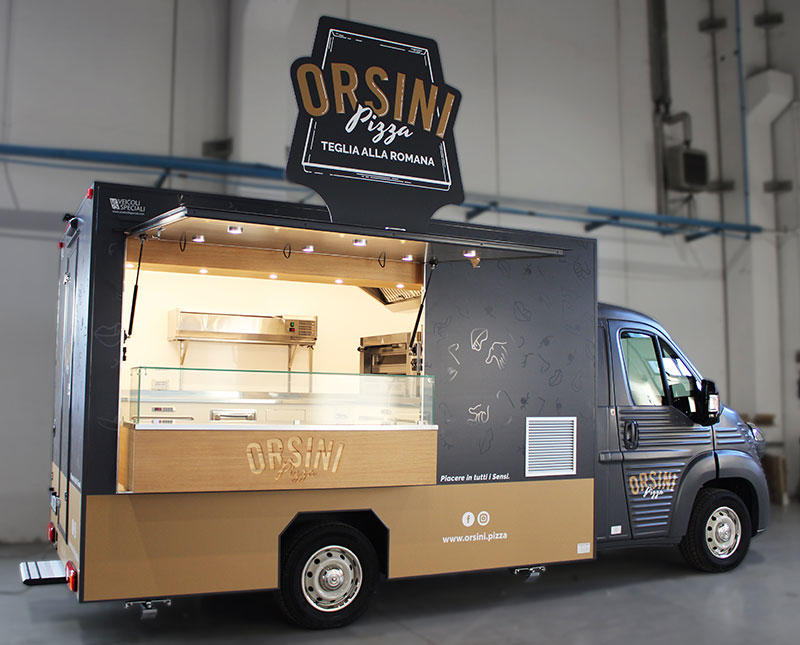 camion pizza romaine pour la promotion de la marque orsini et la vente de street food dans la rue