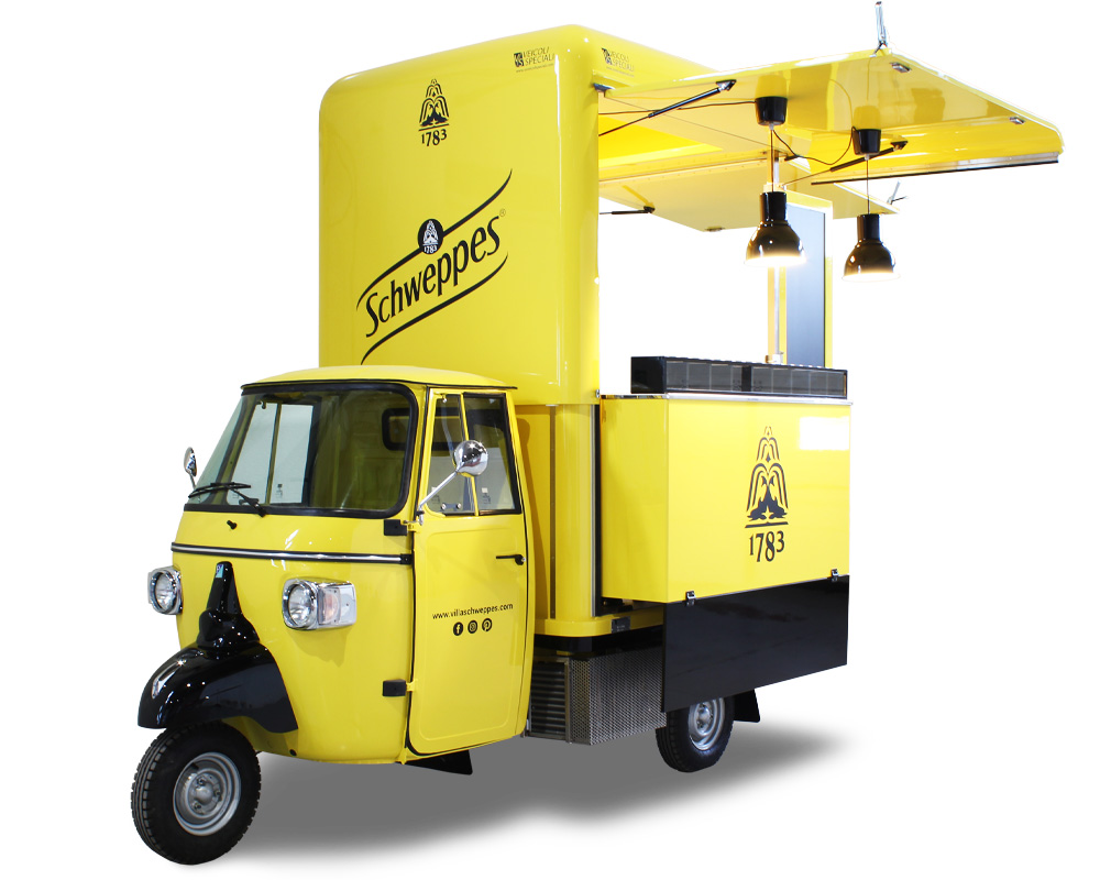 drink truck progettato per schweppes come un cocktail-bar itinerante di colore giallo e nero