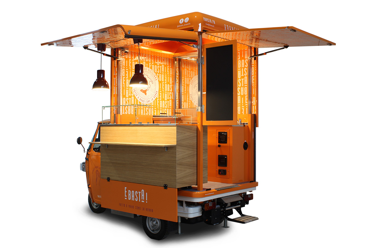 piaggio ape attrezzata per servizio catering e street food a Lione in Francia