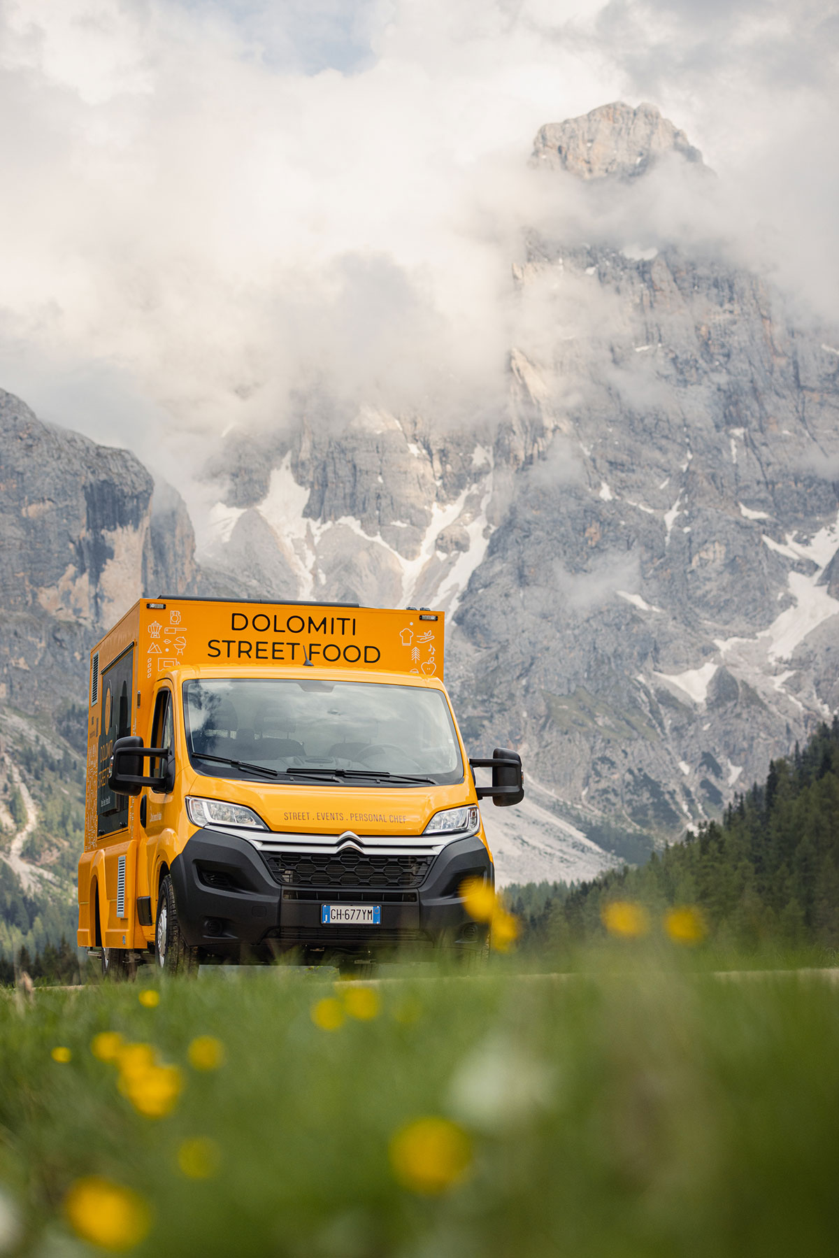 food truck ecologico con pannelli solari e batterie