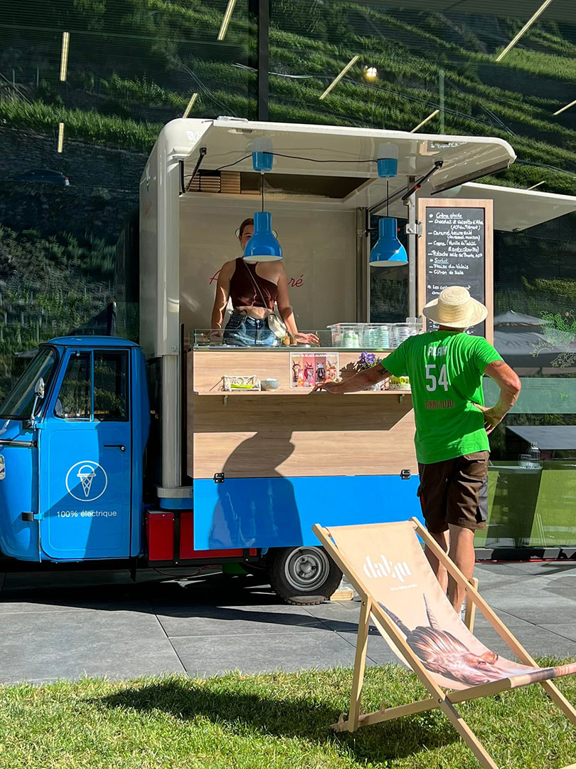 mini food truck électrique à glace basé sur piaggio ape v-curve atelier givre