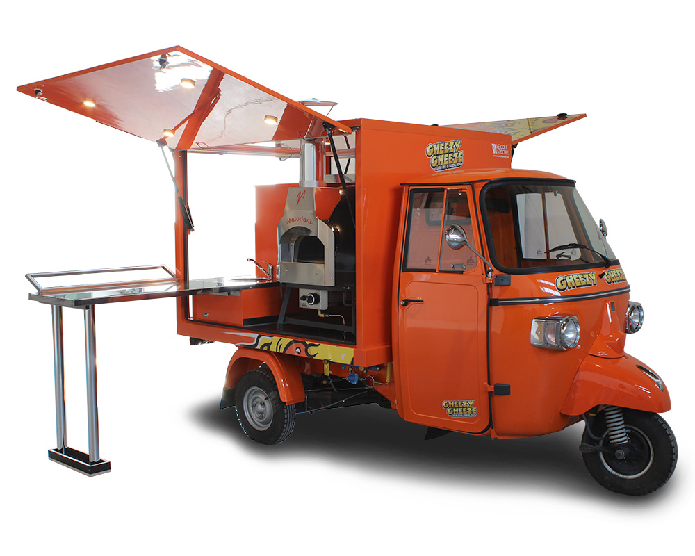 piaggio ape mit Pizzaofen auf Smart-Modell mit oranger Farbe