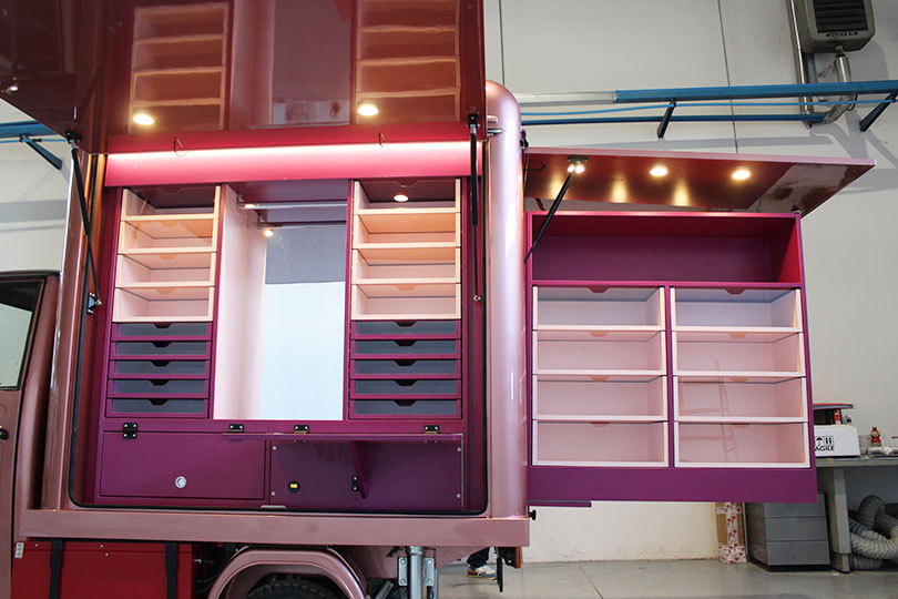 aménagement d'un fashion truck de sous-vêtements avec des tiroirs, un miroir, des cintres et des compartiments d'affichage sur mesure