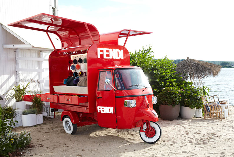 camion promotionnel et d'exposition fendi construit sur un piaggio ape rouge