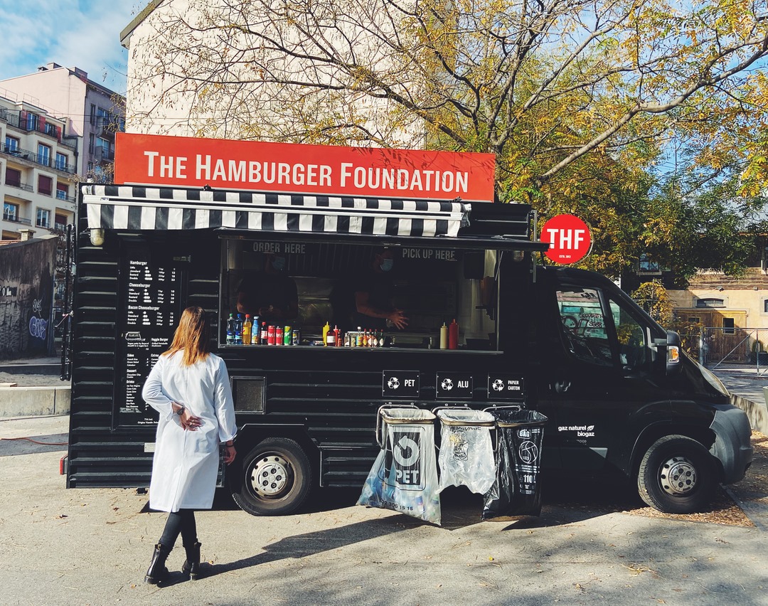 thf food truck and a client choosing the hamburger