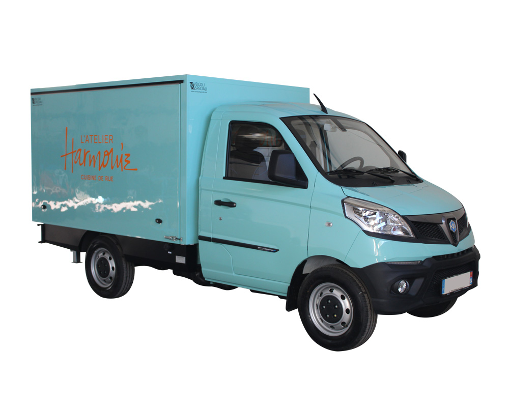 Gourmet Foodtruck auf Piaggio Porter, konfiguriert als mobiles Restaurant, um Home-Catering und Event-Catering anzubieten