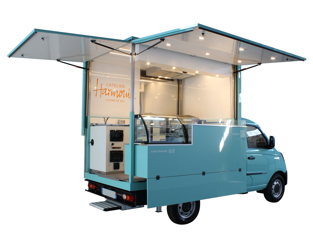 food truck gourmet piaggio porter di colore celeste venduto in Francia e attrezzato per cucina a domicilio e servizio catering