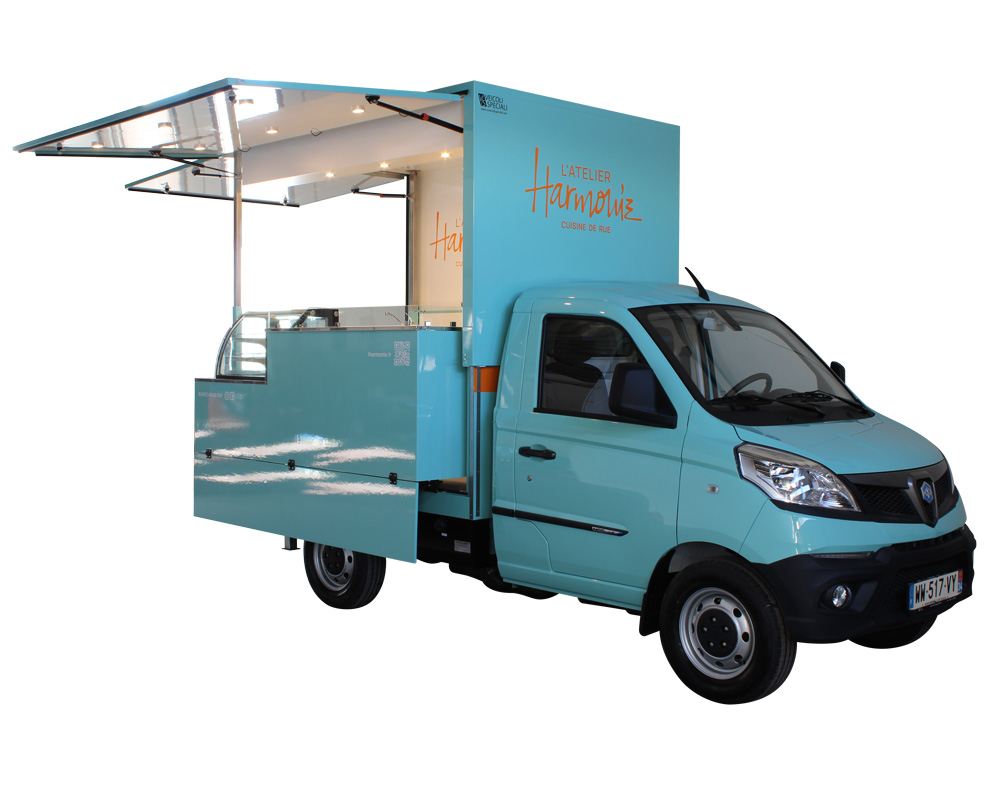 piaggio porter food truck gourmet l'atelier harmonie configurato con cucina professionale per chef Bruno Cappellari