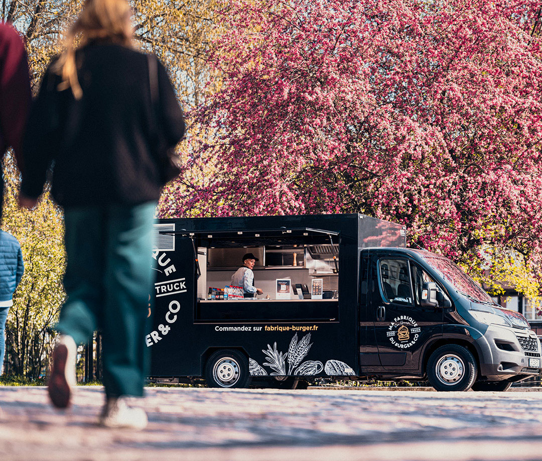 flotte di food truck per moltiplicare i profitti. Nella foto uno dei professional food truck realizzati per Fabrique du Burgers dello chef Girardin