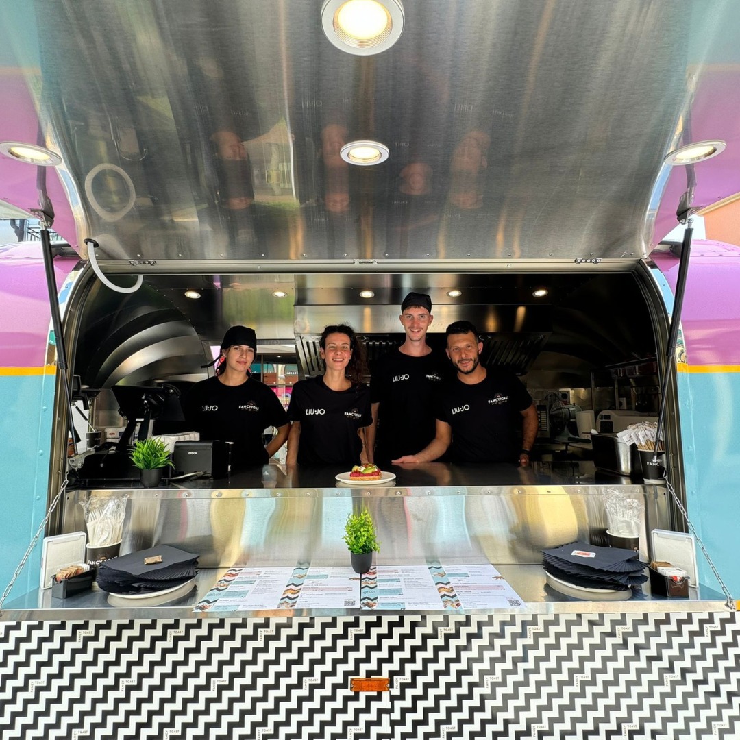 rimorchio aircrome convertito in food truck per fancytoast la catena di fast food famosa per il brunch e i mega toast alla californiana. In quattro a bordo
