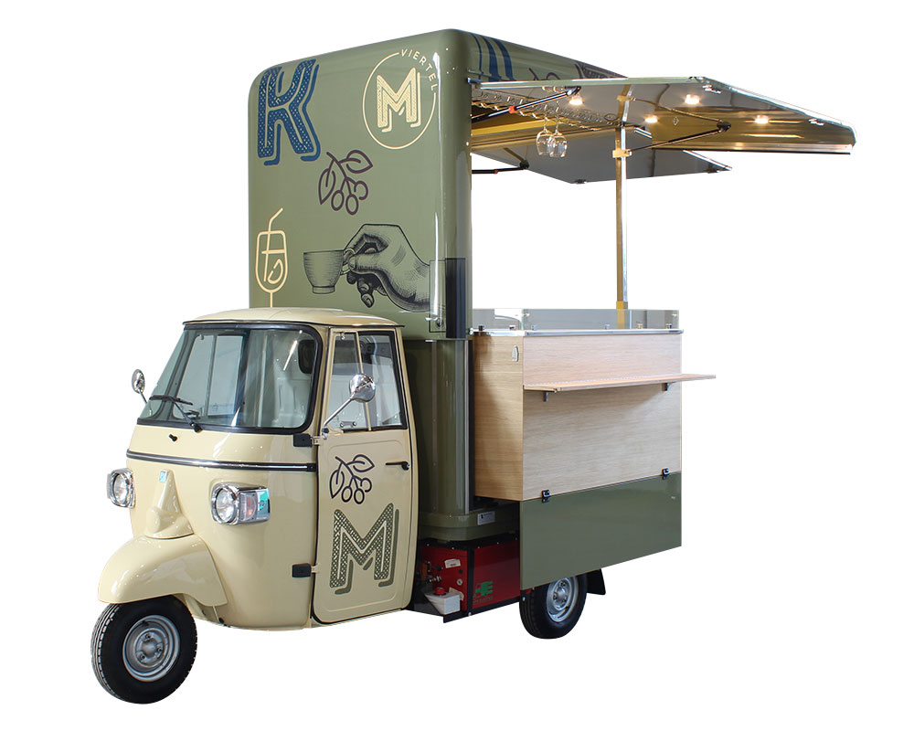 Ape Piaggio convertita in bar-caffetteria per preparare caffè e colazioni al mattino, cocktail e aperitivi alla sera, realizzata per marktviertel in Germania