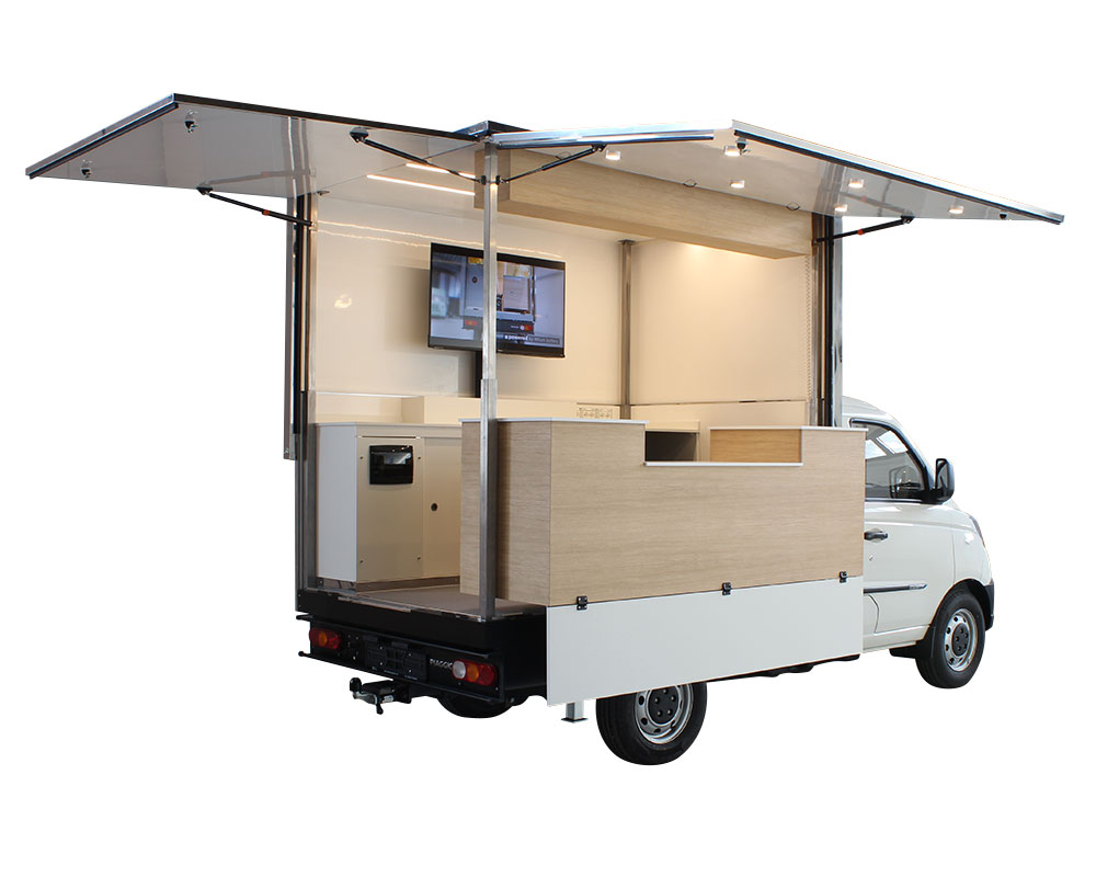 piaggio porter usato come punto informativo al castello di blois chambord