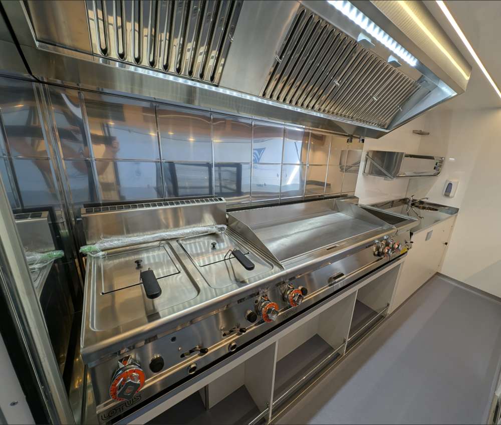 attrezzatura da cucina per food truck, piastra di cottura e cappa aspirante