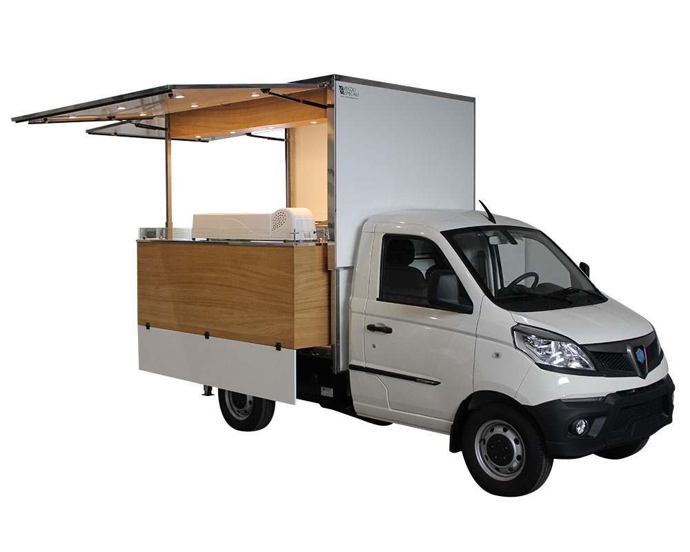 hamburger food truck shiso burger con piano di cottura, friggitrice, frigo e altre attrezzature