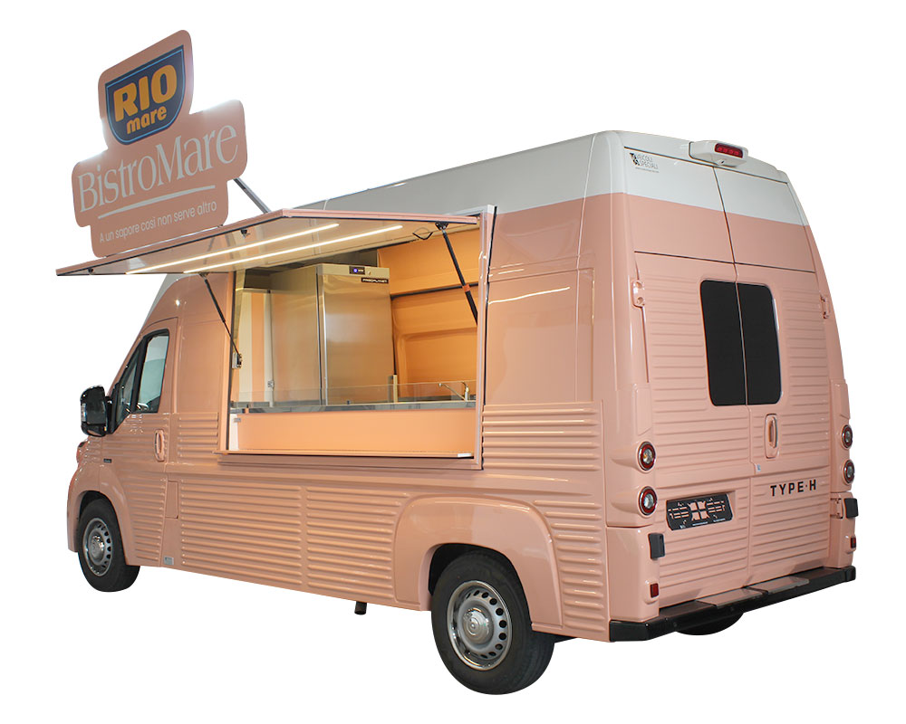 paninoteca food truck tonno rio mare equipaggiata con 2 frytop rigati elettrici, una friggitrice elettrica da 8 litri, un piano cottura a induzione. Un vero e proprio ristorante su ruote