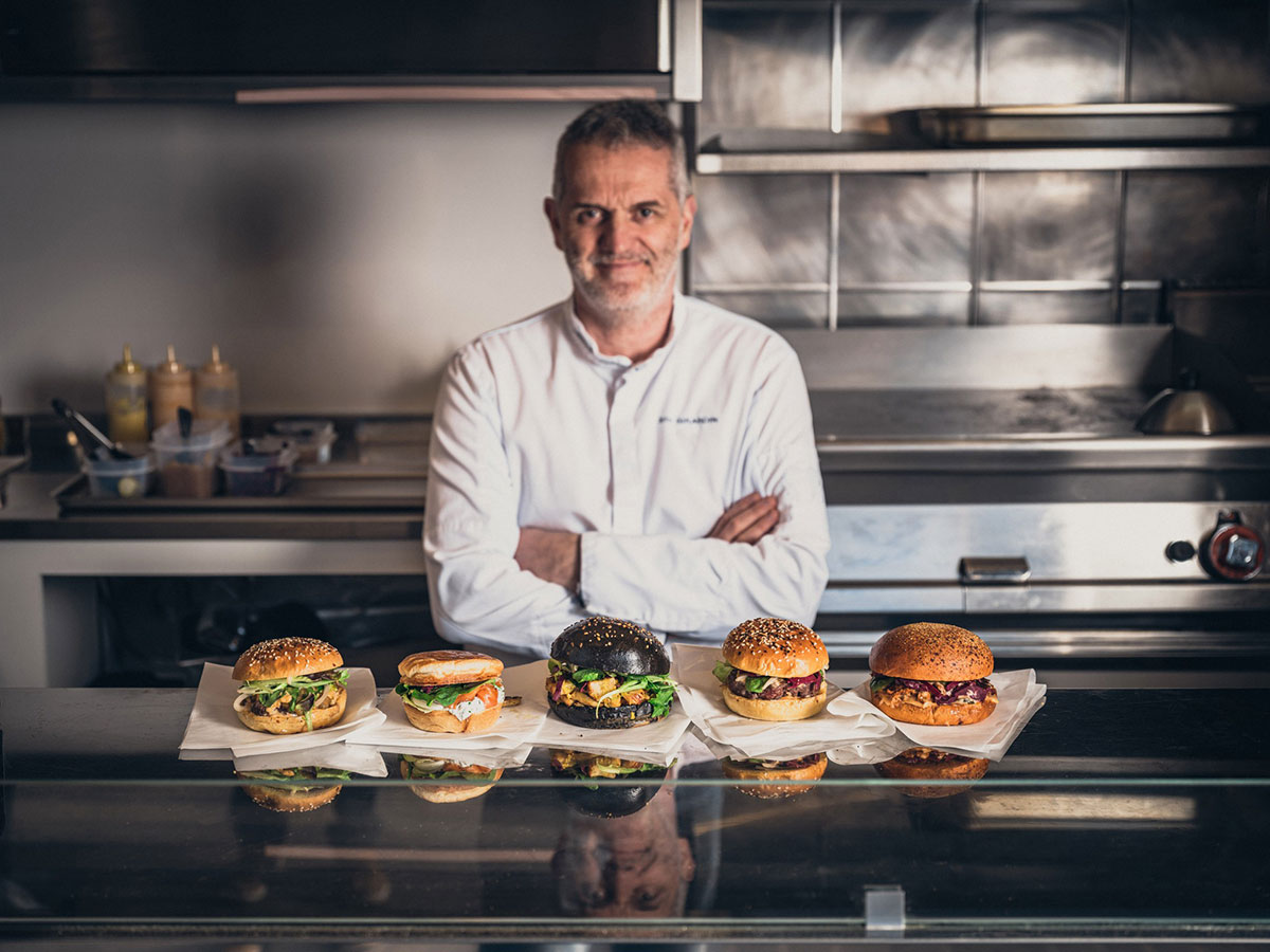 lo chef stellato eric girardin su uno dei burger truck chef edition acquistati da VS Veicoli Speciali