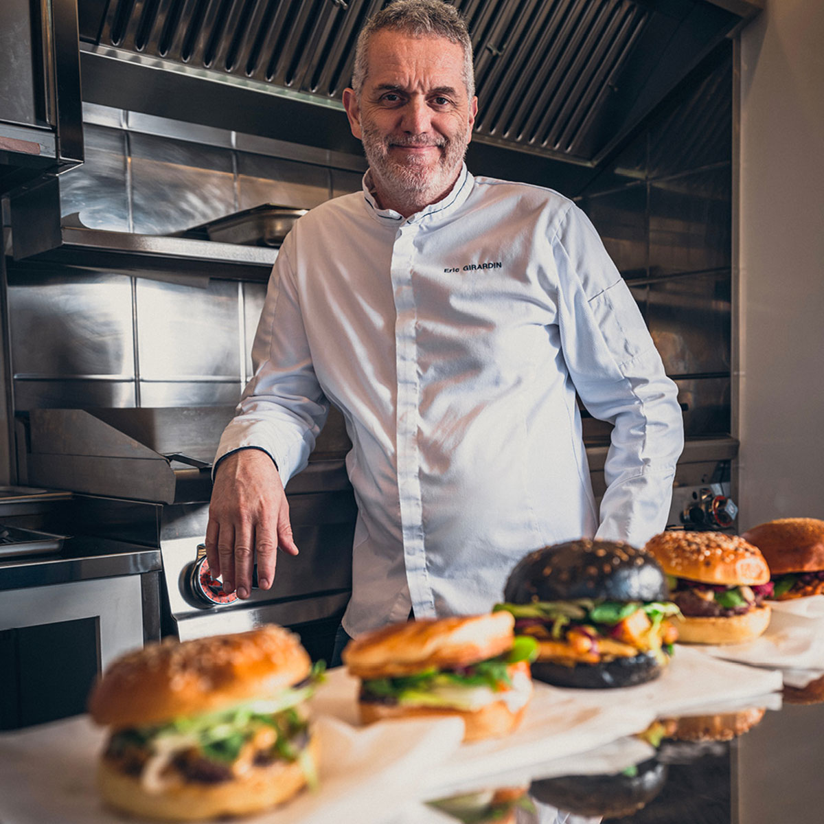 eric girardin chef stellato sul suo burger truck con gli hamburger gourmet di sua creazione