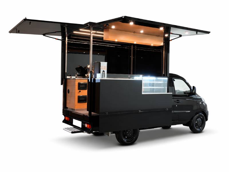 autonegozio formaggi e salumi realizzato su Piaggio Porter con motore elettrico per latteria san pietro per promuovere e vendere i prodotti gastronomici della pianura padana