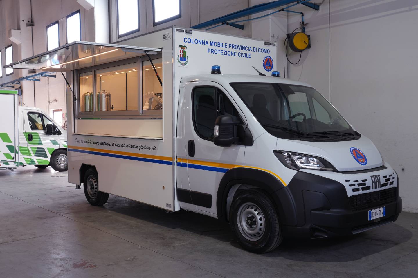 food truck della protezione civile di Como, attrezzato per offrire il servizio di ristorazione alla popolazione
