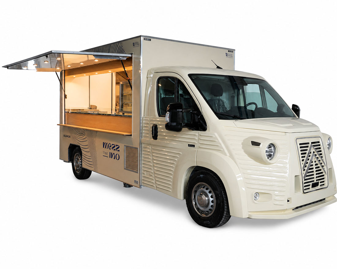 cocktail bar truck hotel valamar in Croazia attrezzato per il servizio bar per ospiti e turisti di passaggio nel centro storico di Parenzo