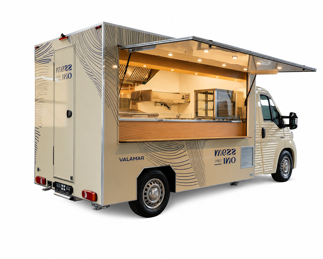 due Cocktail Bar Truck di lusso trasformano ogni passeggiata in un elegante aperitivo sul mare, nella foto gli interni di un veicolo