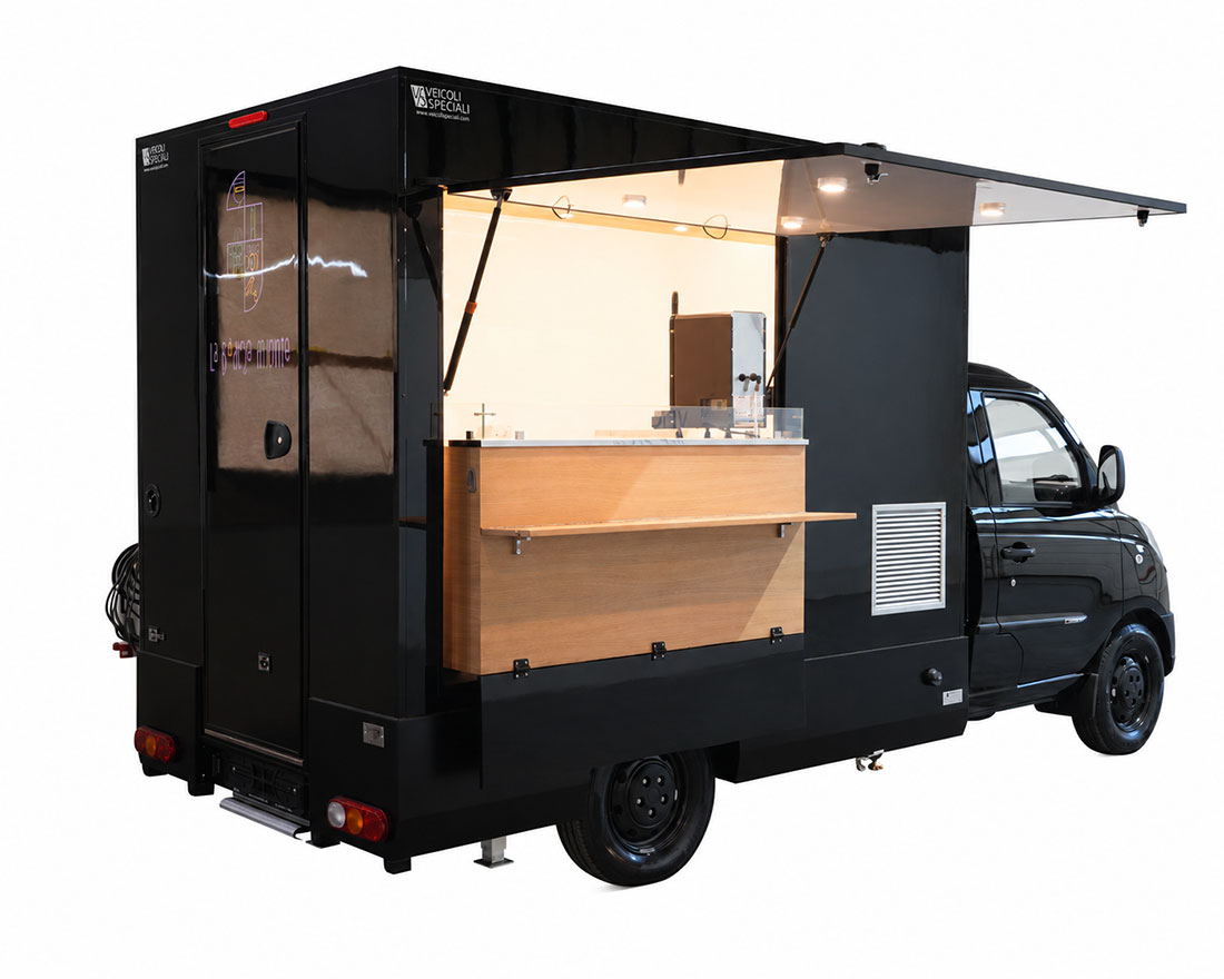 food truck bar-vineria costruito su Piaggio Porter FX per la bodega d'emma