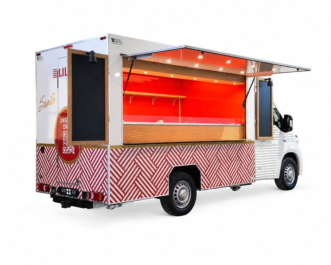 food truck per la preparazione di cocktail a base di lillet, veicolo street food con finalità promozionali
