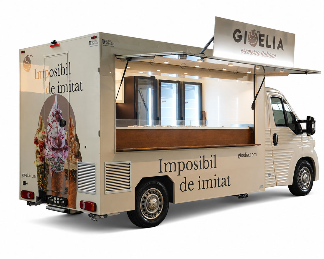 gelateria food truck attrezzata con 12 pozzetti per il gelato e 3 colonne freezer con anta in vetro per torte e dessert