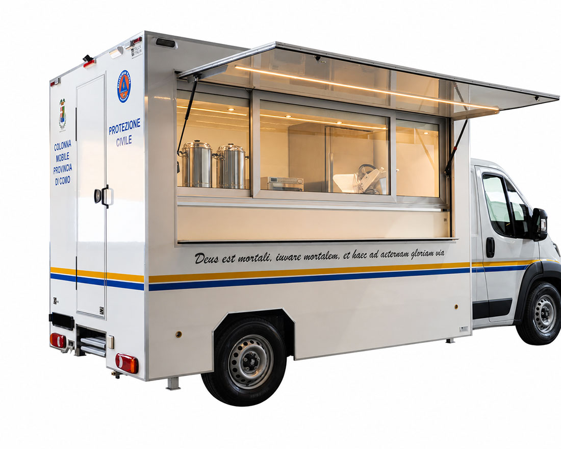 professional food truck progettato per la protezione civile di Como e dotato di 3 bollitori elettrici per l’acqua, 1 macchina da caffè, 1 forno a microonde e 1 affettatrice elettrica